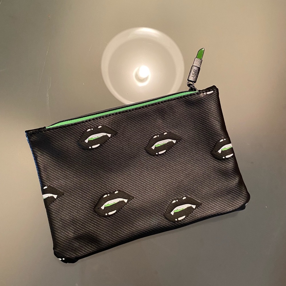 - New! 5/25❤️Ipsy cosmetic bag